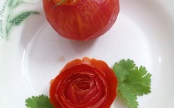 怎么用西红柿做花饰装盘？（厨师做菜装盘方法图片）