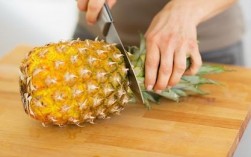 菠萝去皮最简单的方法？（在家中给菠萝去皮的好方法）