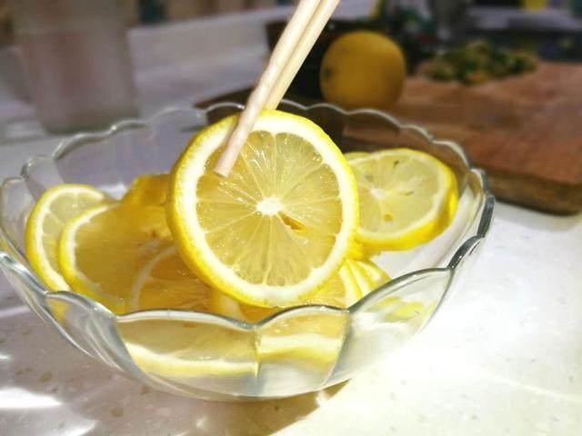 用柠檬泡水喝能除水肿吗？排水肿的食物有哪些-图2