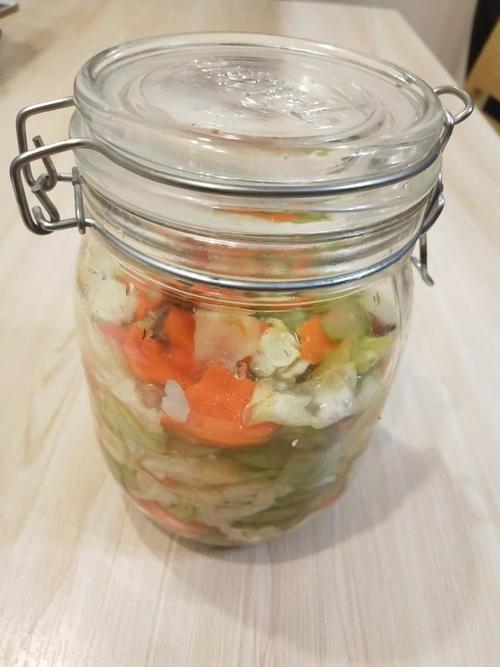 家庭中泡菜的制作方法是：新鲜的蔬菜痉过整理、清洁后，放入彻底清洗并用白酒擦拭，过的泡菜坛中，然后向？（四川泡菜的制作方法视频）-图1
