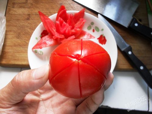 怎么用西红柿做花饰装盘？（厨师做菜装盘方法图片）-图2