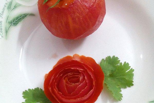 怎么用西红柿做花饰装盘？（厨师做菜装盘方法图片）-图1